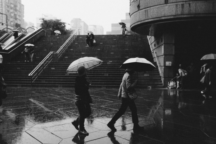 【圖片分享計(jì)劃】雨中行人