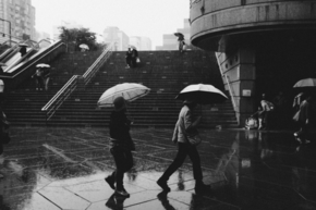 【圖片分享計(jì)劃】雨中行人