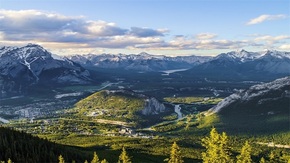 層次感分明的森林與山峰