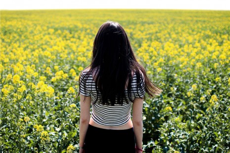 【桌面壁纸】油菜花中的美女.