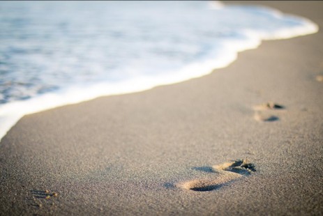 桌面壁纸海边沙滩脚印